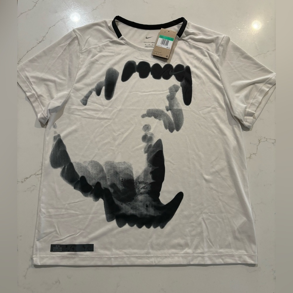 Nike White and Black Short Sleeve Tee